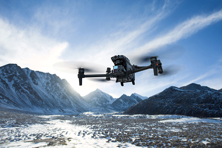 DJI Matrice 30T ir profesionāls industriālais drons ar termokameru, jaudīgu optisko tālummaiņu, sešpusēju šķēršļu noteikšanu un ilgu lidojuma laiku. Ideāli piemērots inspekcijām, meklēšanas un glābšanas darbiem un sabiedriskās drošības uzdevumiem.
