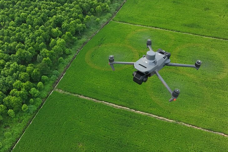 DJI Mavic 3 Multispectral drons ar multispektrālo kameru un RTK moduli precīzās lauksaimniecības uzdevumiem.