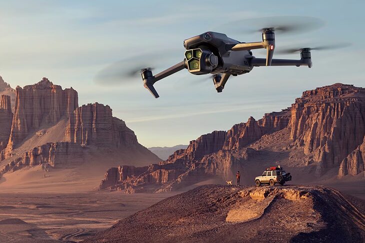 DJI Mavic 3 Pro Cine – profesionāls drons ar Hasselblad 4/3 CMOS kameru, Apple ProRes atbalstu un 1TB iebūvētu atmiņu. Piedāvā Tri-Camera sistēmu, 46 minūšu lidojuma laiku un uzlabotas inteliģentas funkcijas. Ideāls radošiem projektiem un kinematogrāfijai. | DronuEksperts.Lv