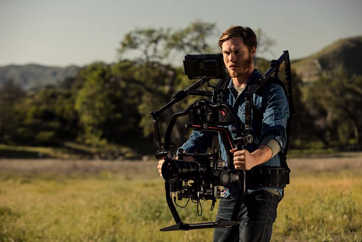DJI Ronin 2 stabilizators ar trīs asu stabilizāciju, jaudīgiem motoriem un lielu slodzes kapacitāti, paredzēts profesionālai kino un komerciālai filmēšanai.